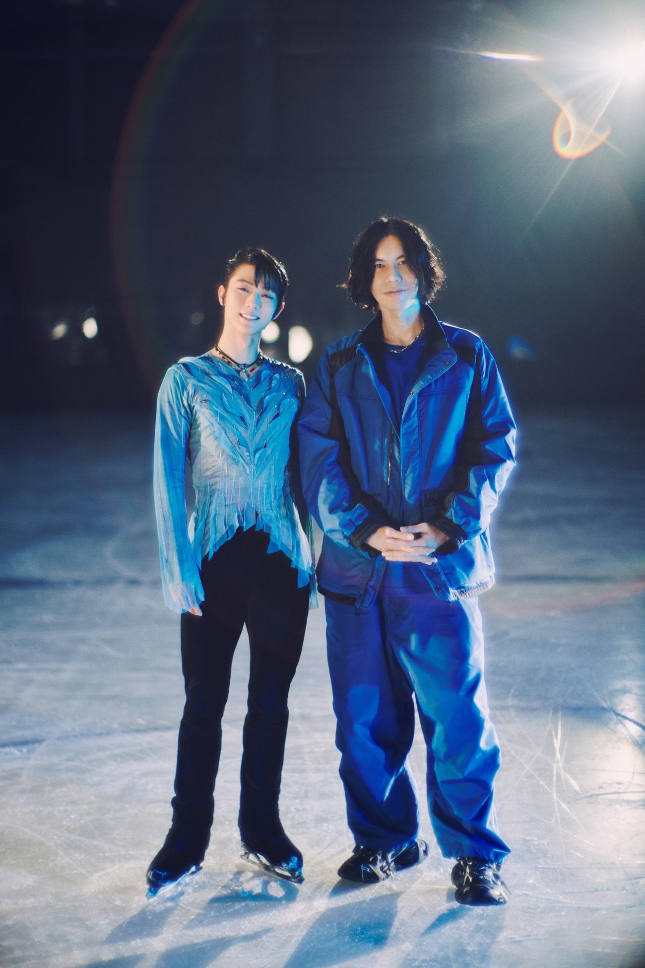 「BOW AND ARROW」のMVで特別コラボした羽生結弦さん（左）と米津玄師