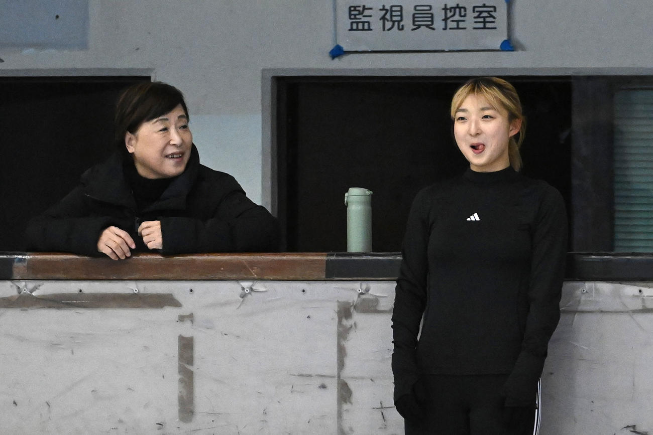 公開練習中、中野コーチ（左）と談笑する坂本花織（撮影・滝沢美穂子）
