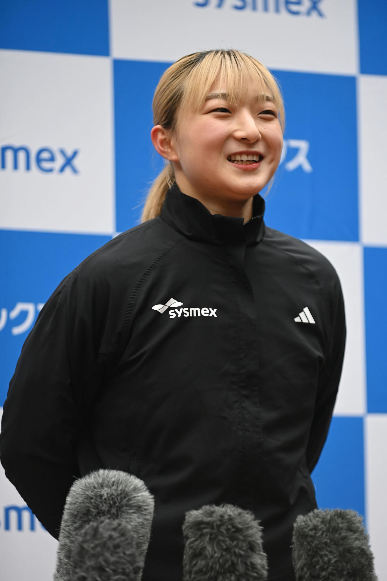 練習を公開したフィギュアスケート女子の坂本は、記者の質問に笑顔で答える（撮影・滝沢美穂子）