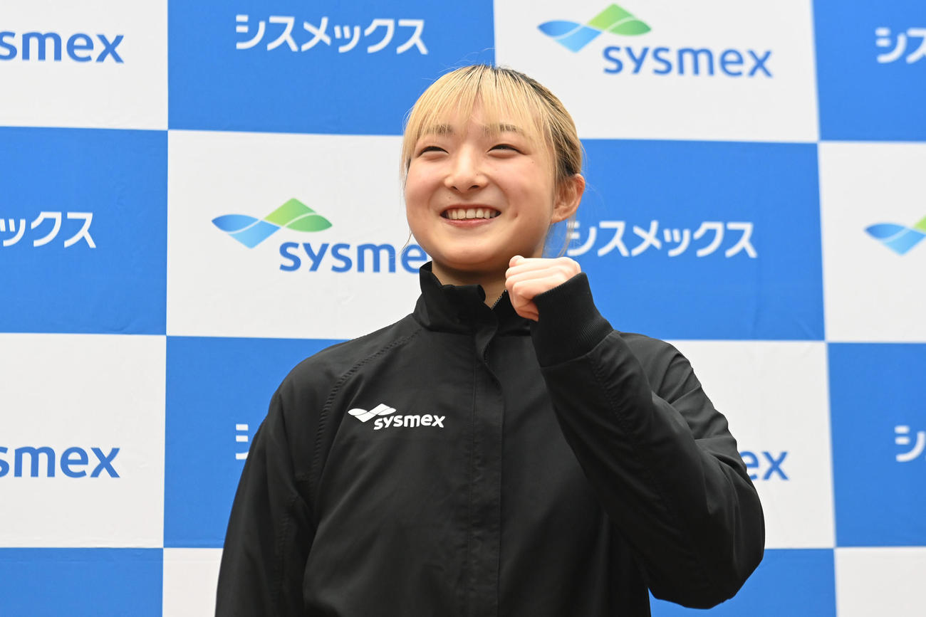 坂本はガッツポーズで健闘を誓う（撮影・滝沢美穂子）