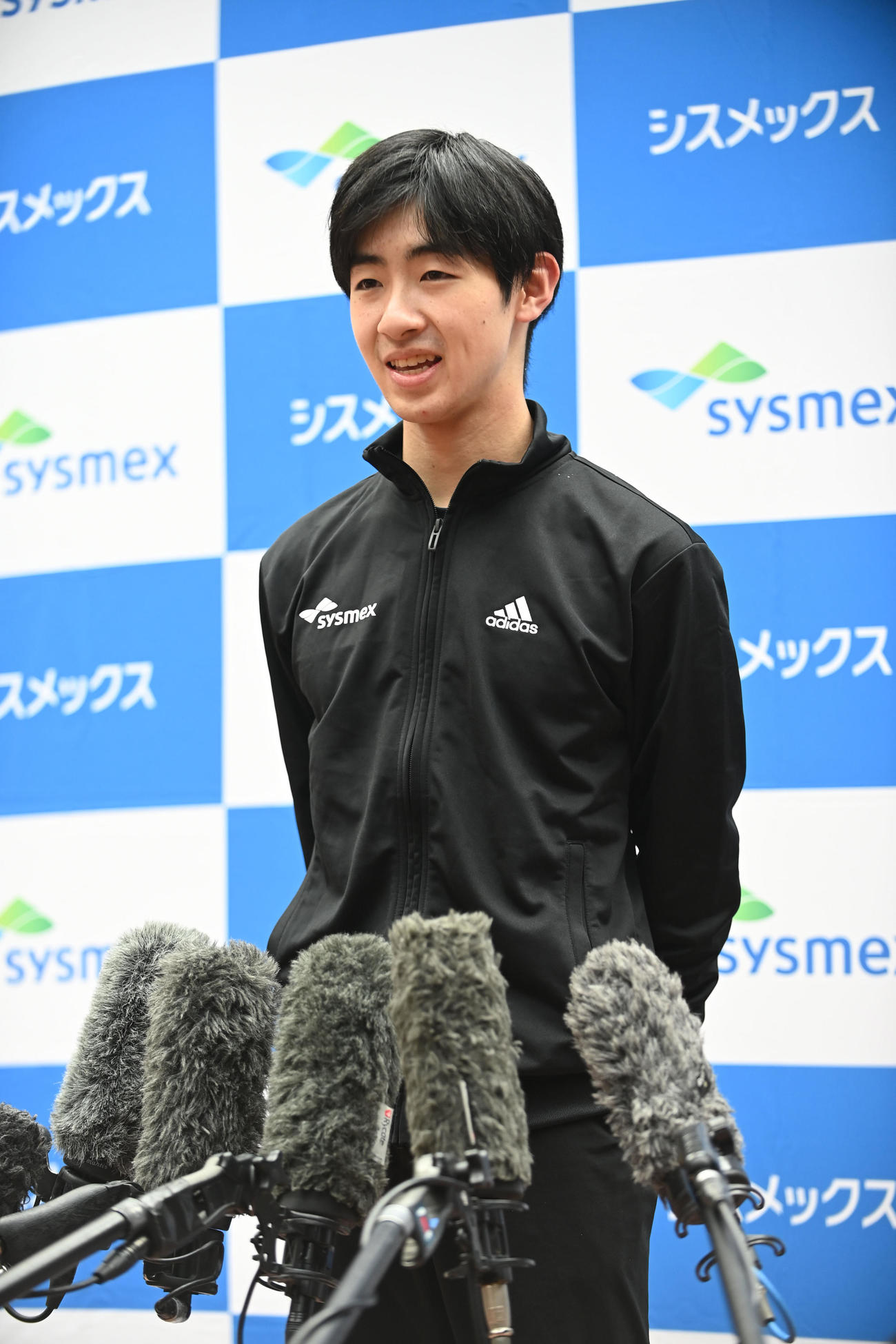 練習を公開したフィギュアスケート男子の壷井は、笑顔で記者の質問に答える（撮影・滝沢美穂子）