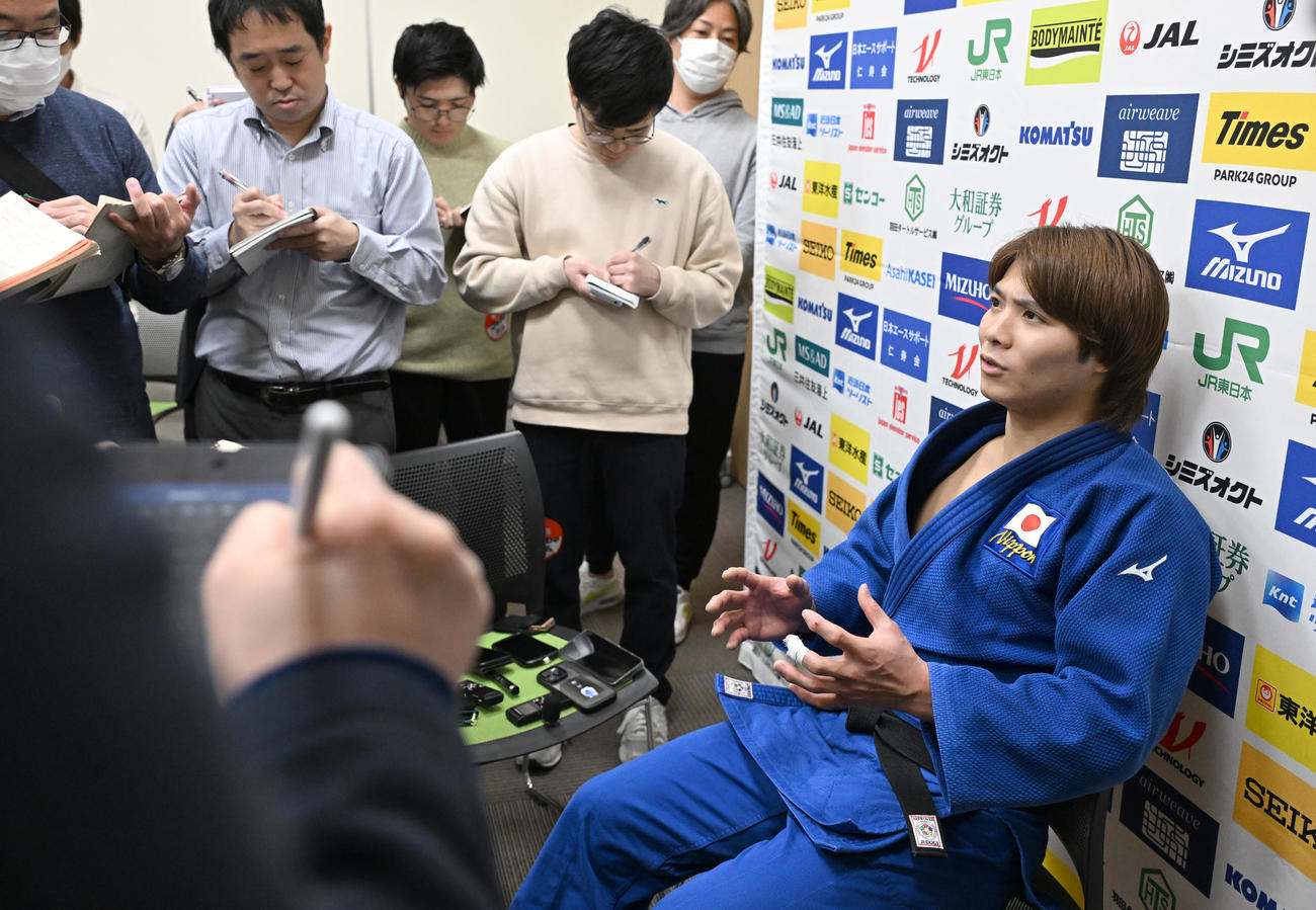 柔道全日本男子合宿の公開練習を終え、取材に応じる阿部一二三（撮影・千葉一成）
