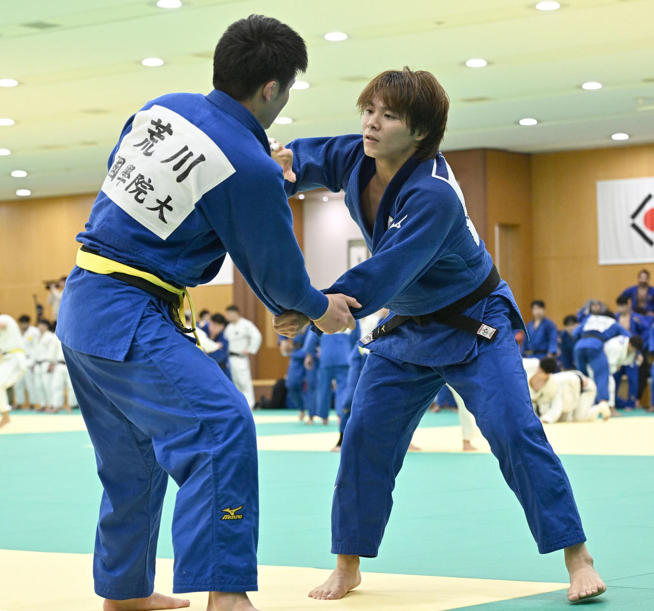 柔道全日本男子合宿で、練習を公開した阿部一二三（右）（撮影・千葉一成）