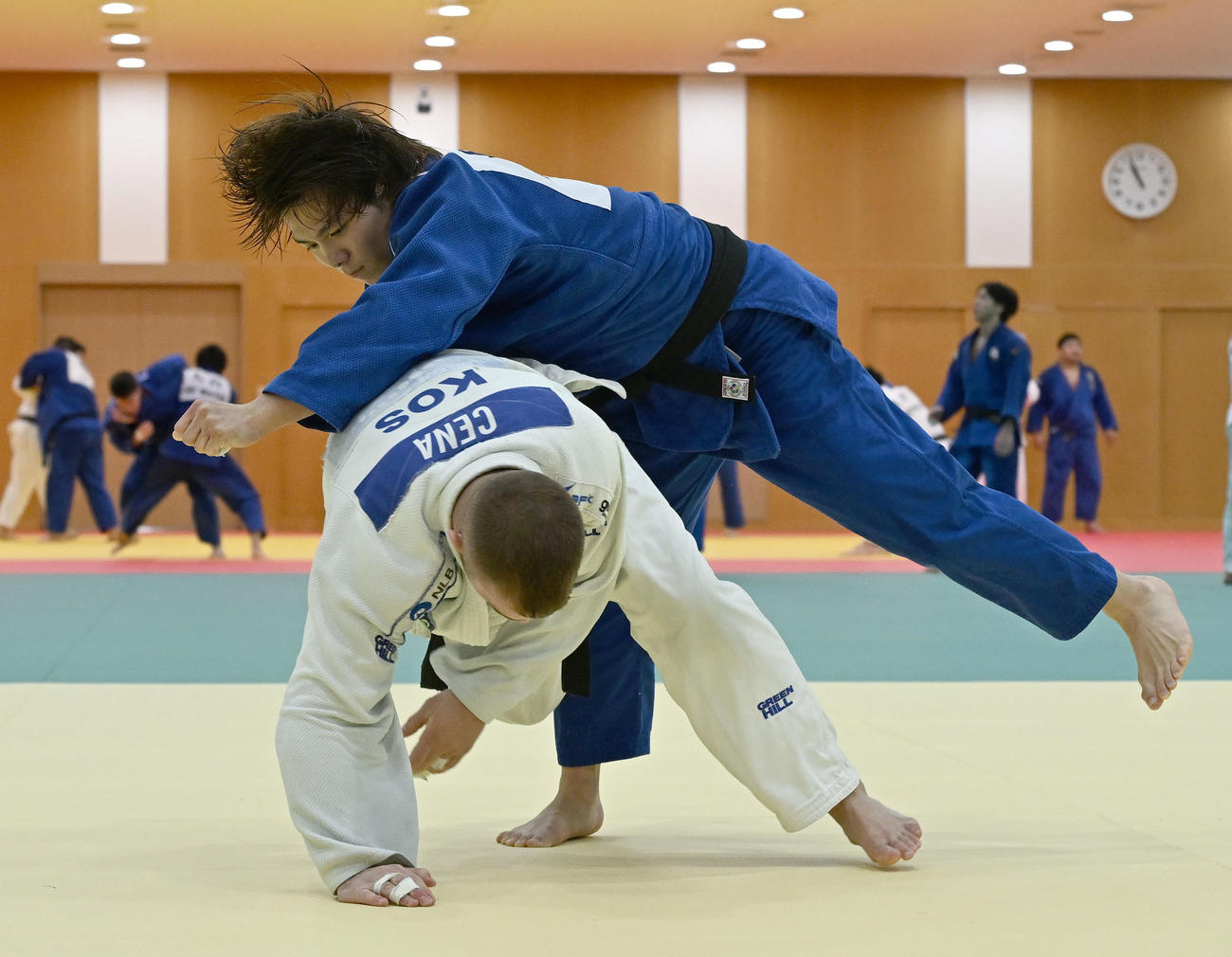 柔道全日本男子合宿で、練習を公開した阿部一二三（上）（撮影・千葉一成）