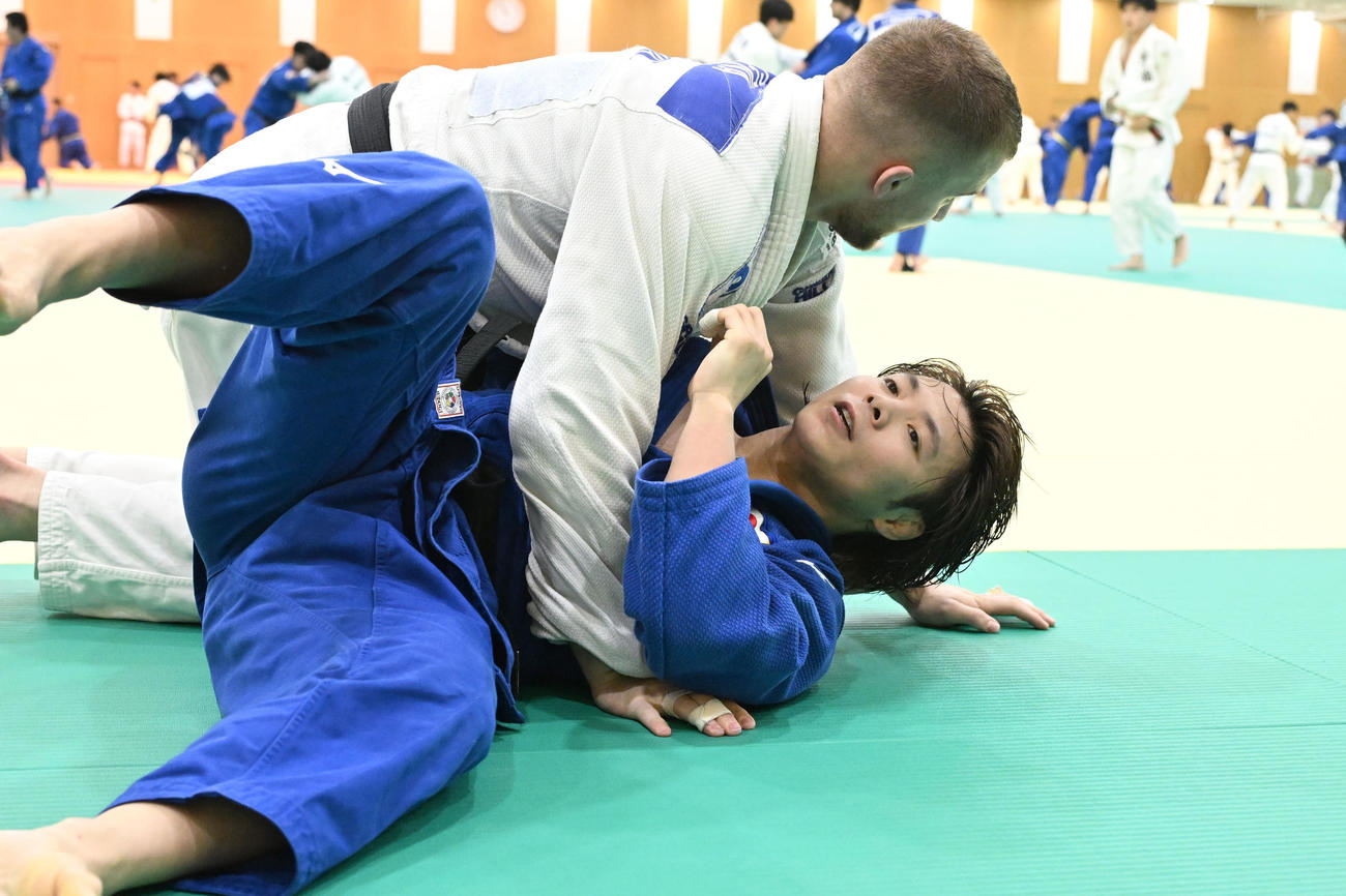 柔道全日本男子合宿で、練習を公開した阿部一二三（下）（撮影・千葉一成）