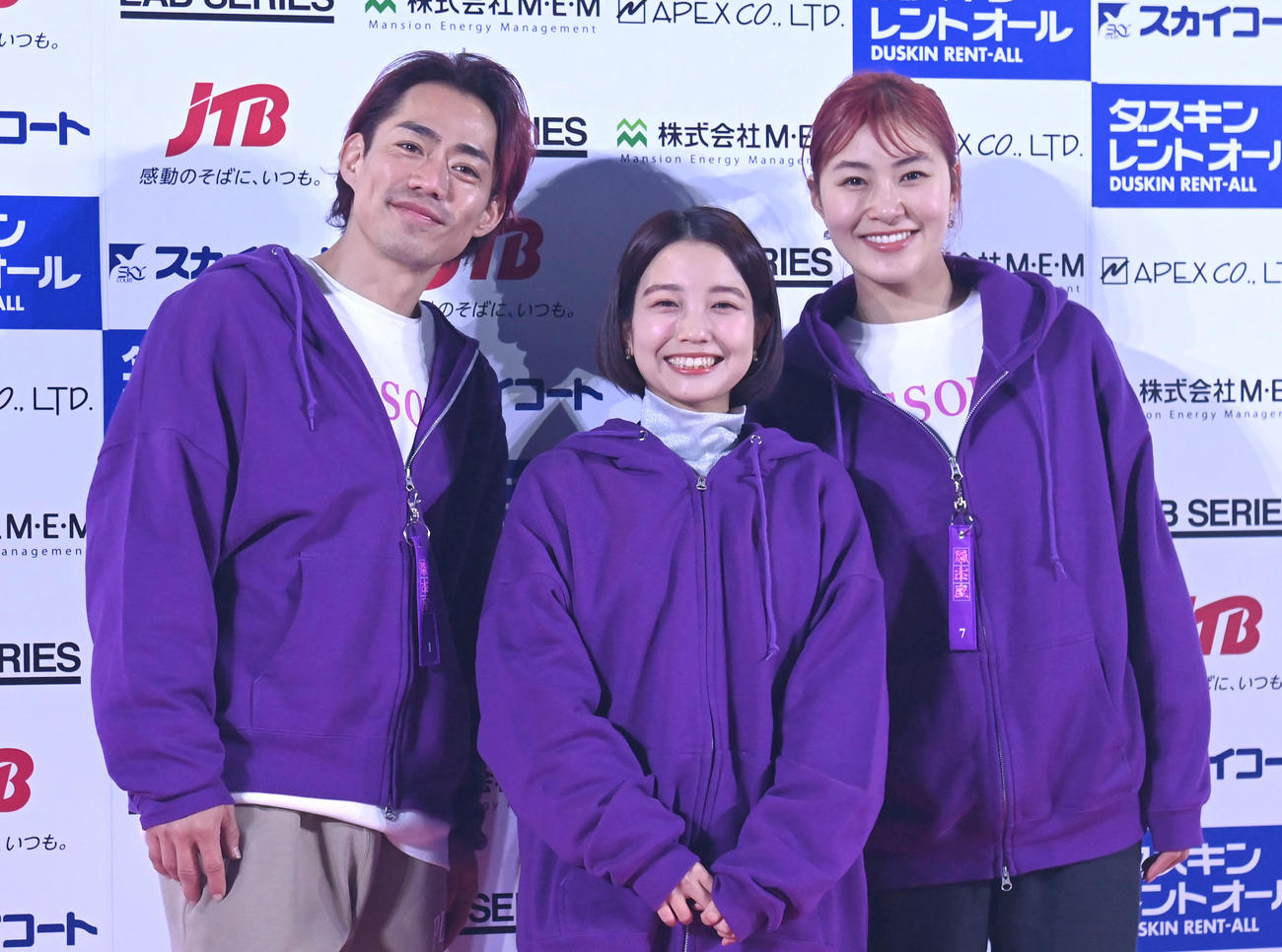 公開リハーサル終了後に記念撮影をする（左から）高橋大輔、春瀬なつみ、村上佳菜子