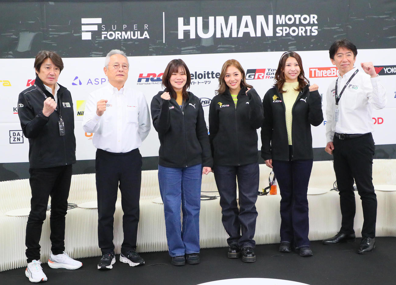 スーパーフォーミュラと今年からフォーミュラーカーを使用する女性ドライバー選手権のKYOJOーCUPのコラボ企画を発表した、左からJRP近藤真彦会長、KYOJO－CUPの関谷正徳プロデューサー、ドライバーの翁長実希、織戸茉彩、平川真子、JRP上野禎久社長（撮影・宮崎幸一）