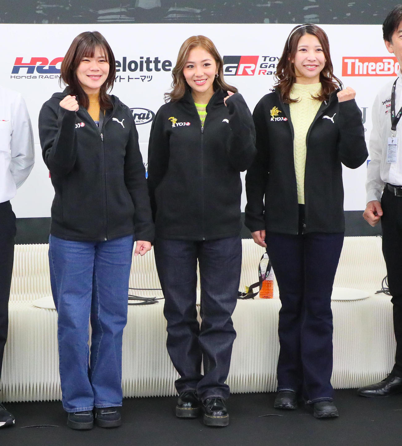 スーパーフォーミュラと今年からフォーミュラーカーを使用する女性ドライバー選手権のKYOJOーCUPのドライバー。左から翁長実希、織戸茉彩、平川真子（撮影・宮崎幸一）