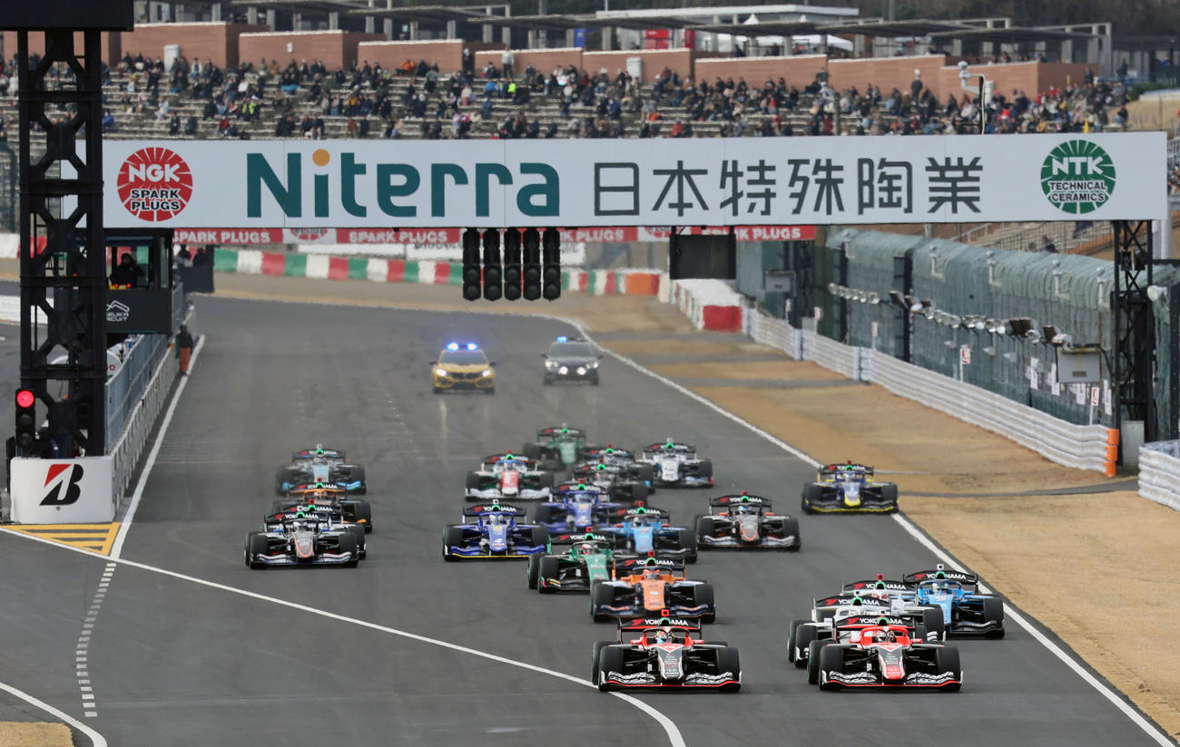 スーパーフォーミュラ開幕戦のスタートを切る各マシン（撮影・宮崎幸一）