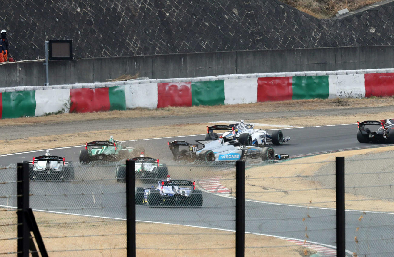スーパーフォーミュラ開幕戦のSコーナーではみ出すザック・オサリバン（中央）（撮影・宮崎幸一）