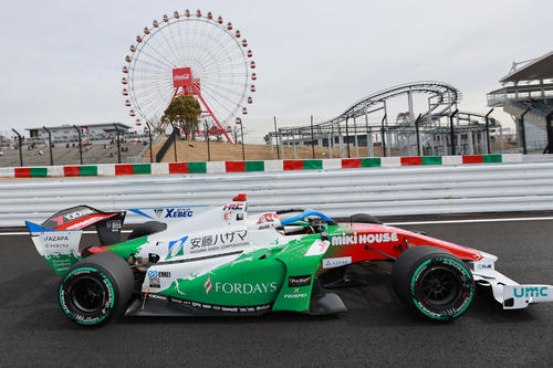 スーパーフォーミュラ第1戦　予選で観覧車下を走るJuju（撮影・宮崎幸一）