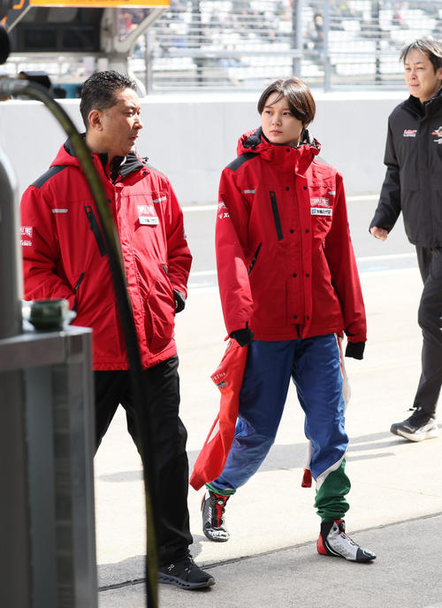 スーパーフォーミュラ第1戦　プラットフォームからピットに戻るJuju（右）と父の野田英樹監督（撮影・宮崎幸一）