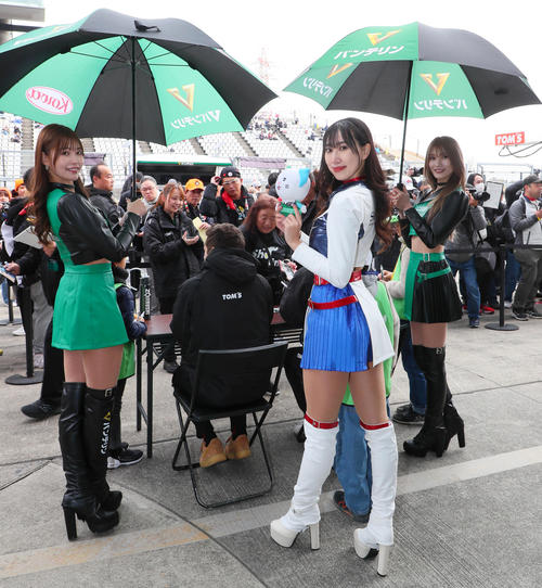 スーパーフォーミュラ開幕戦を彩るキャンペーンガール（撮影・宮崎幸一）