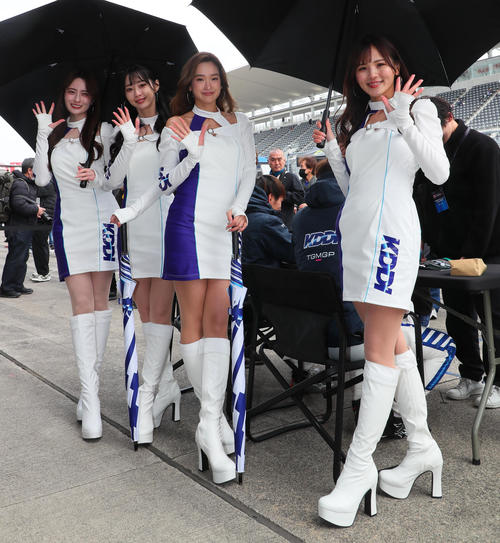 スーパーフォーミュラ開幕戦を彩るキャンペーンガール（撮影・宮崎幸一）
