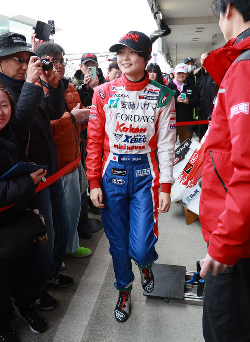 スーパーフォーミュラ第1戦　ピットウォークでファンと交流するJuju（撮影・宮崎幸一）