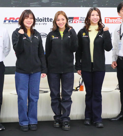 スーパーフォーミュラと今年からフォーミュラーカーを使用する女性ドライバー選手権のKYOJOーCUPのドライバー。左から翁長実希、織戸茉彩、平川真子（撮影・宮崎幸一）