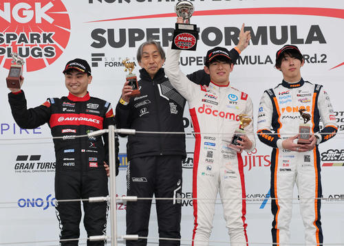 スーパーフォーミュラ開幕戦の表彰台で笑顔を見せる、左から2位の岩佐歩夢、優勝したDOCOMO TEAM DANDELION RACINGの村岡潔監督と太田格之進、3位の佐藤蓮（撮影・宮崎幸一）