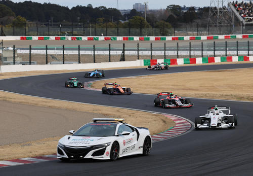 スーパーフォーミュラ開幕戦はセーフティーカーが3回入る荒れた展開となる。後方は右から優勝した太田格之進、2位の岩佐歩夢、3位の佐藤蓮（撮影・宮崎幸一）