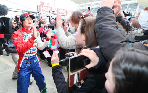 スーパーフォーミュラ第1戦　ピットウォークでファンと交流するJuju（撮影・宮崎幸一）