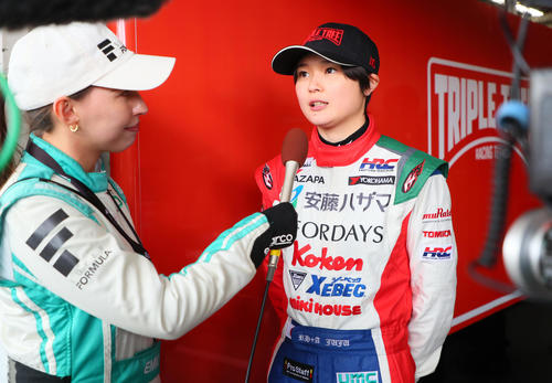 スーパーフォーミュラ第1戦　予選を終えてインタビューを受けるJuju（撮影・宮崎幸一）