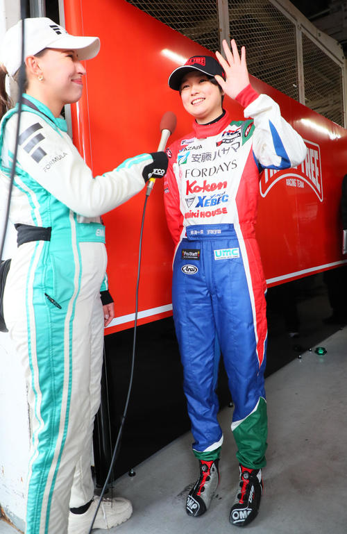 スーパーフォーミュラ第1戦　予選を終えてインタビューを受けるJuju（撮影・宮崎幸一）