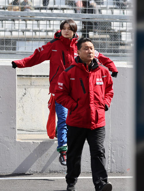 スーパーフォーミュラ第1戦　プラットフォームからピットに戻るJuju（左）と父の野田英樹監督（撮影・宮崎幸一）