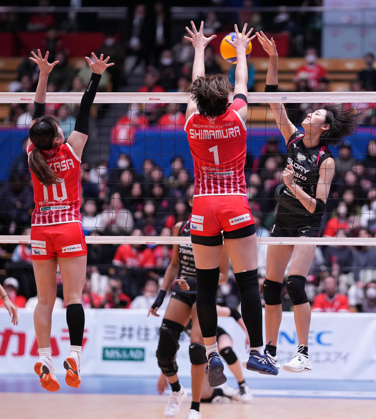 NEC川崎対姫路　第2セット、打ち返す姫路秋本（右）（撮影・鈴木みどり）