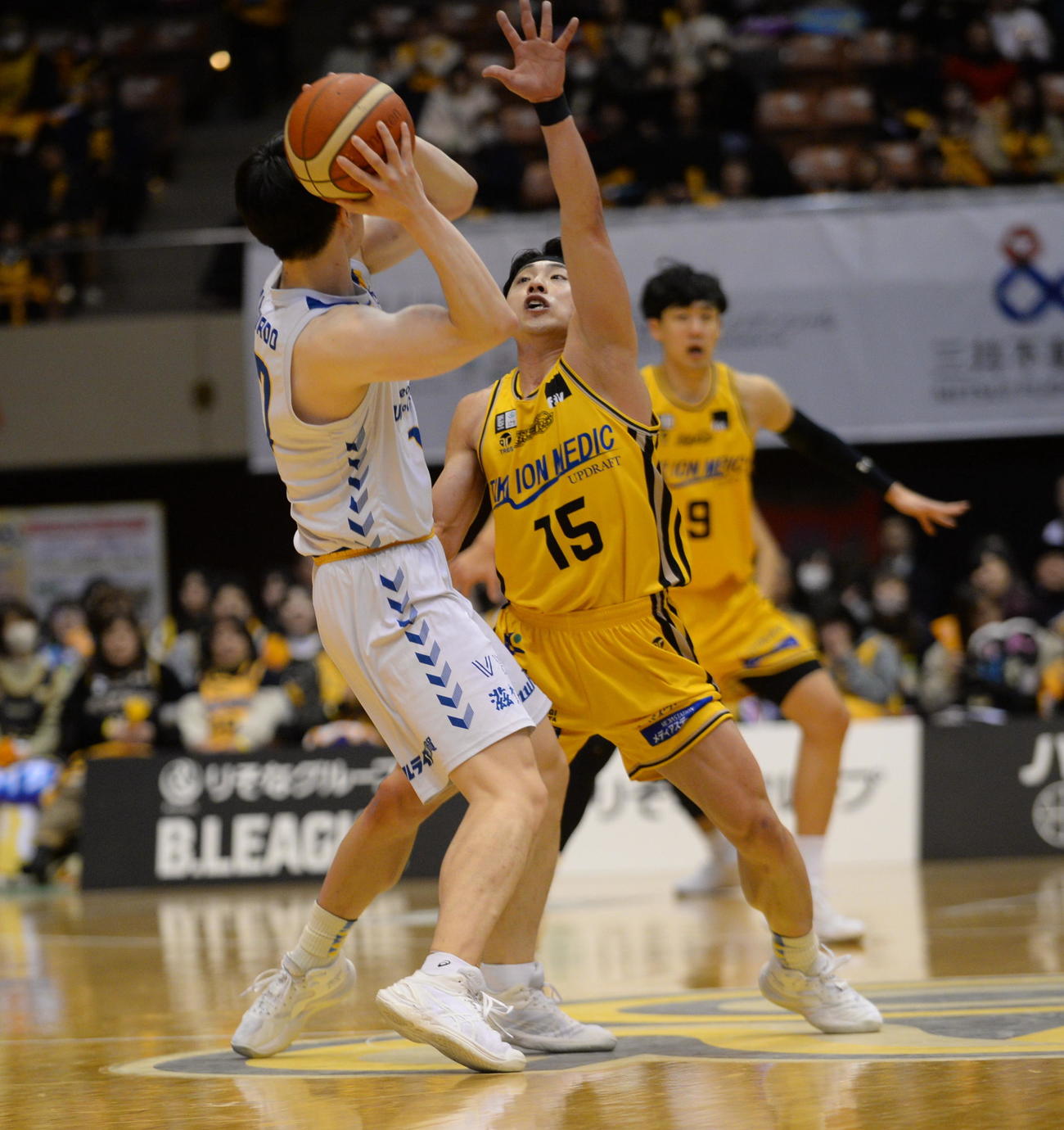 仙台対滋賀　激しいディフェンスで相手の足を止めるB1仙台・渡辺（中央）（25年1月26日）