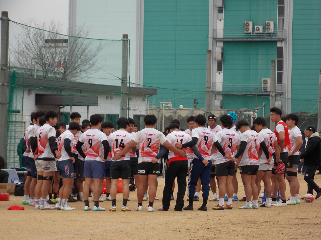 高校日本代表との合同練習に向けて円陣を組む、日本代表育成プロジェクト「ジャパン・タレント・スコッド・プログラム」の選手たち（撮影・松本航）