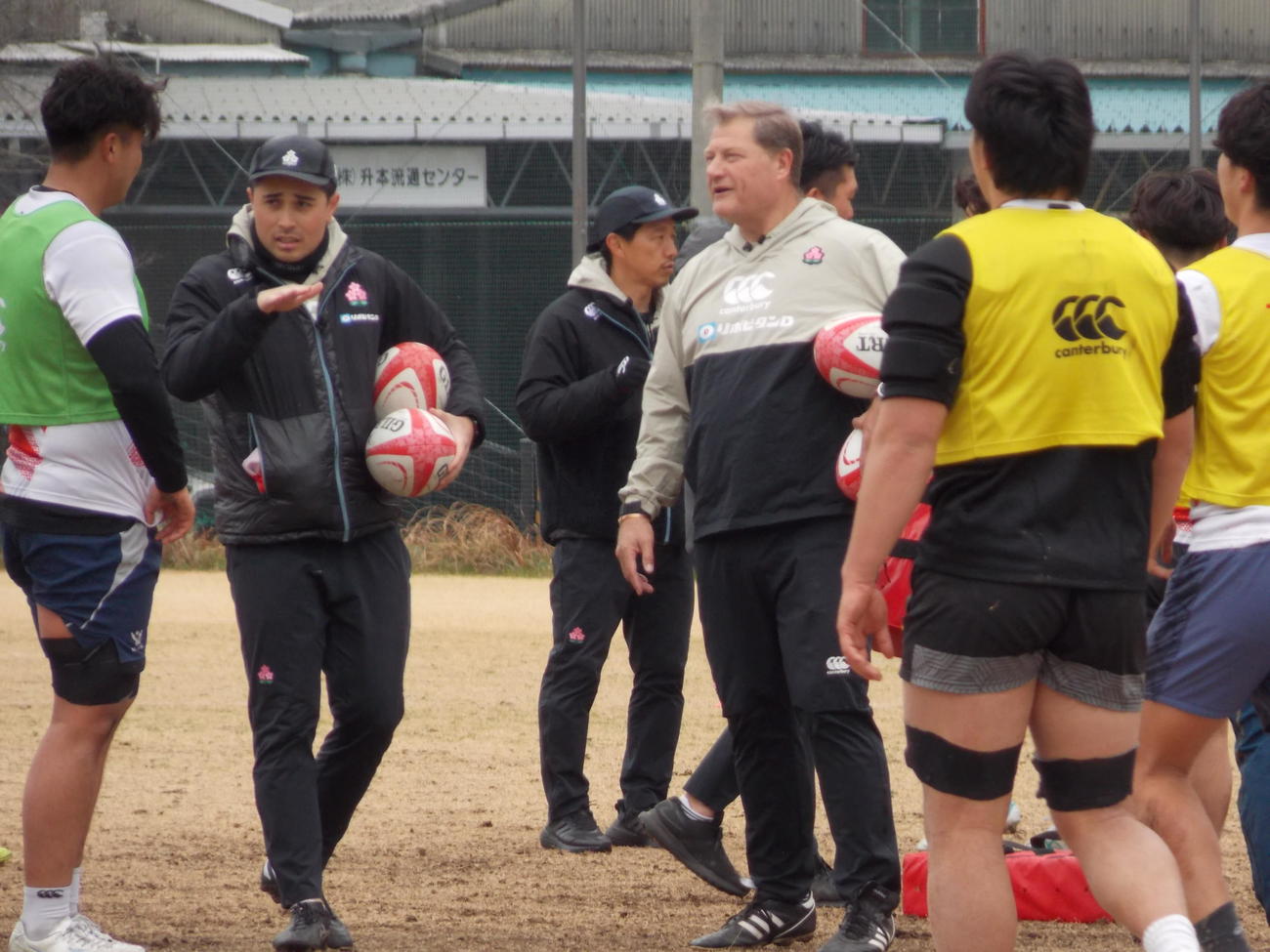 日本代表育成プロジェクト「ジャパン・タレント・スコッド・プログラム」で指導する代表コーチングコーディネーターのニール・ハットリー氏（左から4人目）（撮影・松本航）