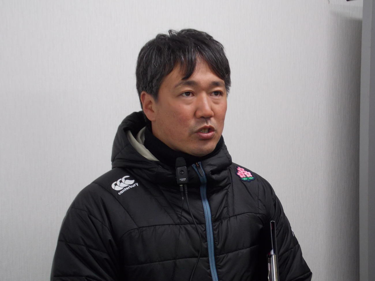 合同練習を終えて思いを語る高校日本代表の桑原立監督（撮影・松本航）