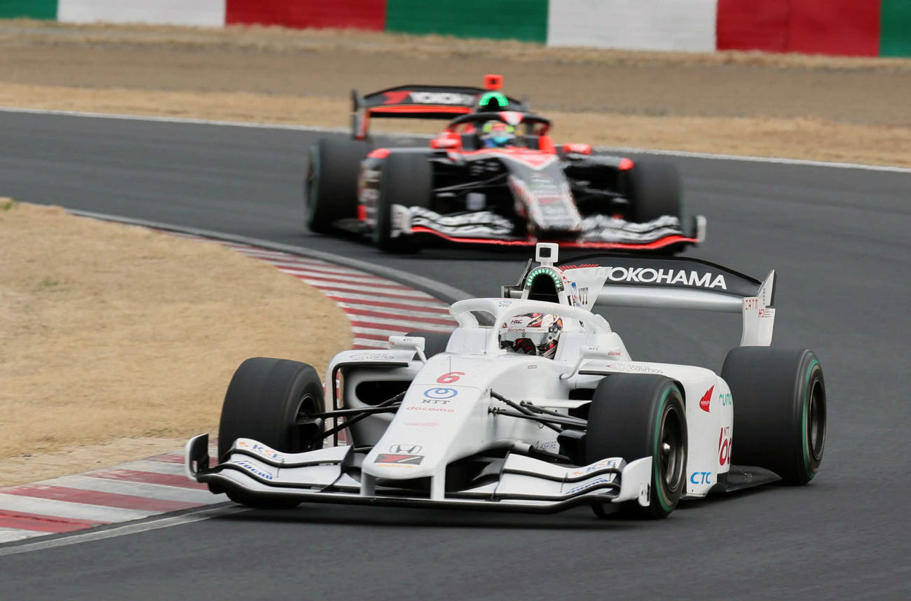 スーパーフォーミュラ開幕戦を制したDOCOMO TEAM DANDELION RACINGの太田格之進。後方は2着の岩佐歩夢（撮影・宮崎幸一）