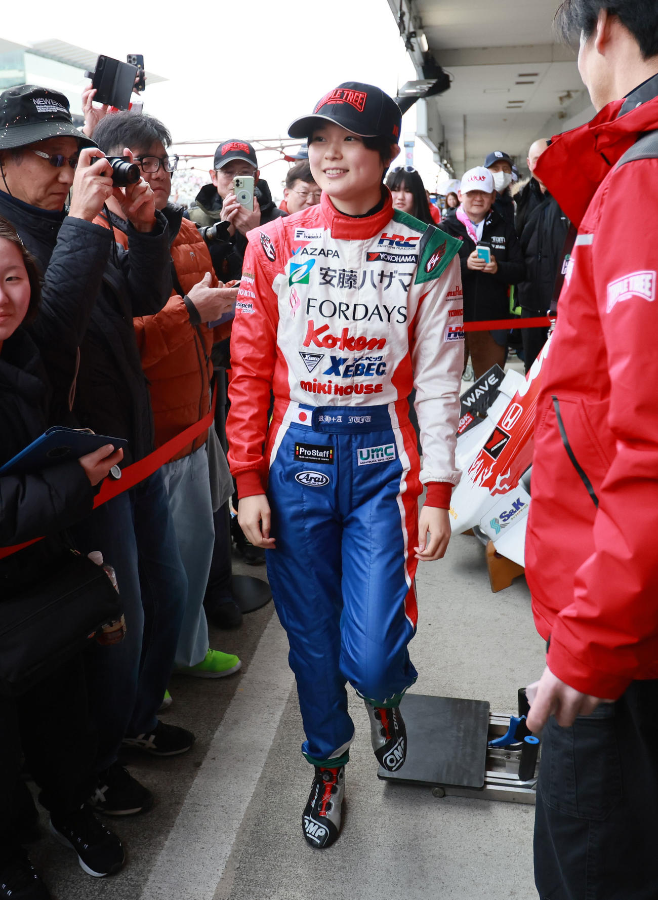 スーパーフォーミュラ第1戦　ピットウォークでファンと交流するJuju（撮影・宮崎幸一）