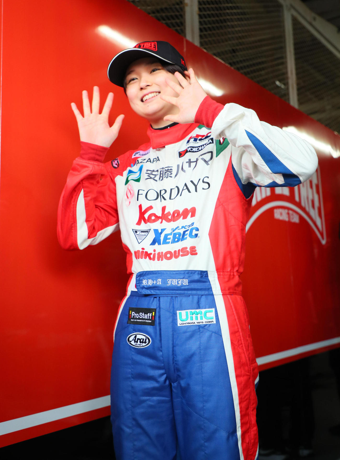 スーパーフォーミュラ第1戦　予選を終えてインタビューを受け、カメラに手を振るJuju（撮影・宮崎幸一）