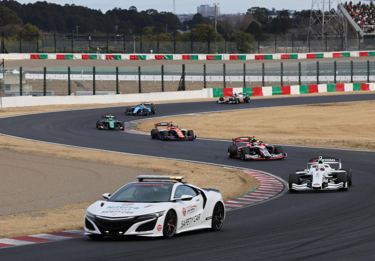 スーパーフォーミュラ開幕戦はセーフティーカーが3回入る荒れた展開となる。後方は右から優勝した太田格之進、2位の岩佐歩夢、3位の佐藤蓮（撮影・宮崎幸一）