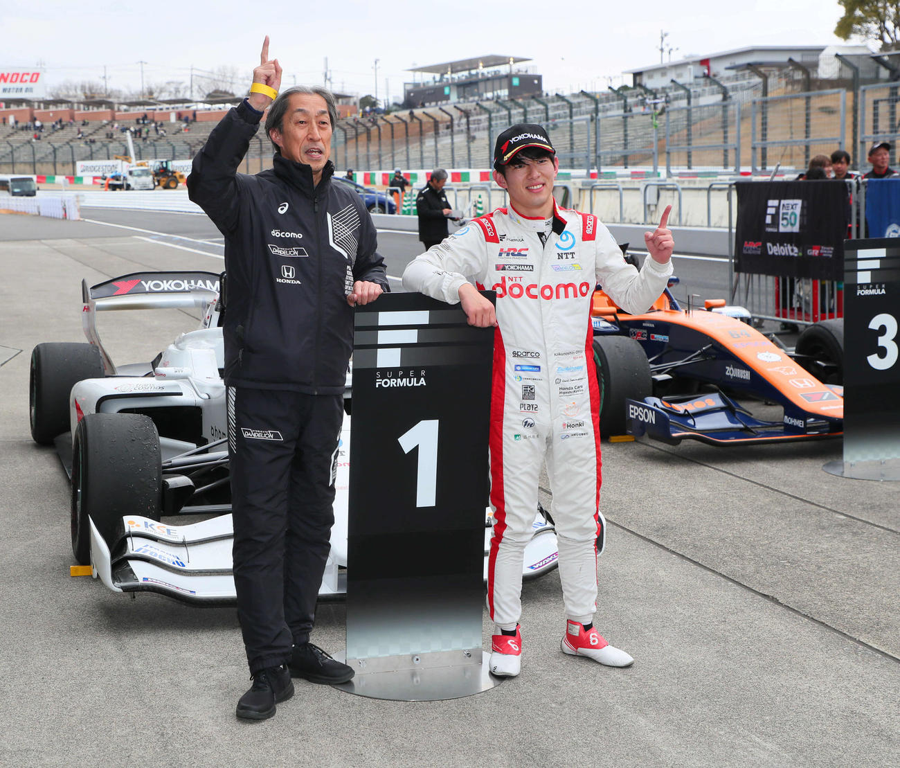 スーパーフォーミュラ開幕戦を制して笑顔を見せるDOCOMO TEAM DANDELION RACINGの村岡潔監督（左）と太田格之進（撮影・宮崎幸一）