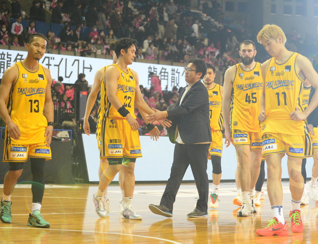 秋田対仙台　試合に敗れ、肩を落とすB1仙台の選手たち（撮影・浜本神威）