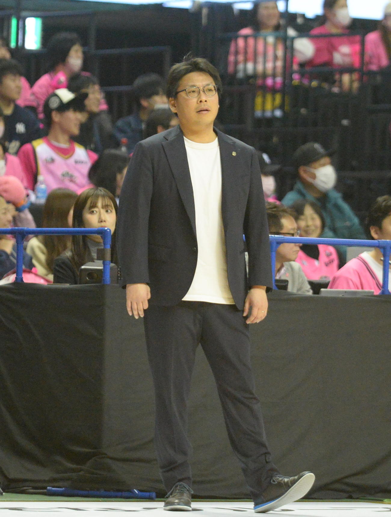 秋田対仙台　戦況を見つめるB1仙台・落合HC（撮影・浜本神威）