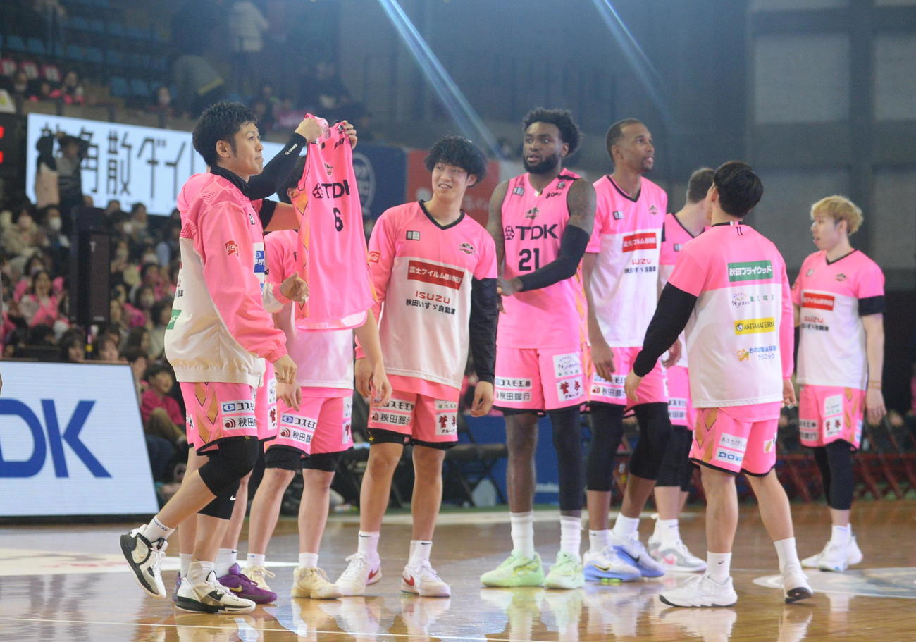 秋田対仙台　勝利を喜ぶB1秋田の選手たち（撮影・浜本神威）