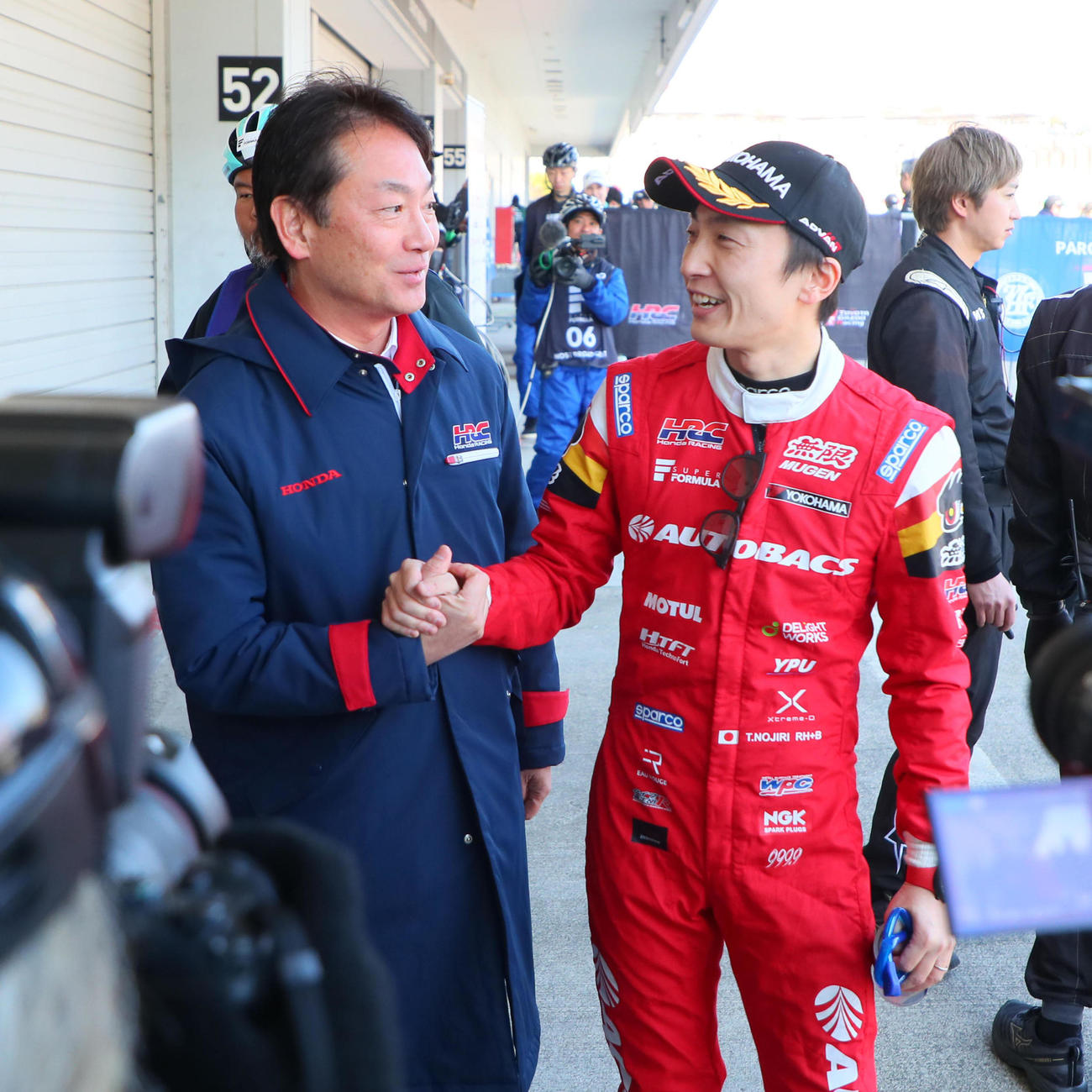 スーパーフォーミュラ第2戦で最多ポールポジションを更新したTEAM MUGENの野尻智紀は、HRCの渡辺社長と握手を交わす（撮影・宮崎幸一）