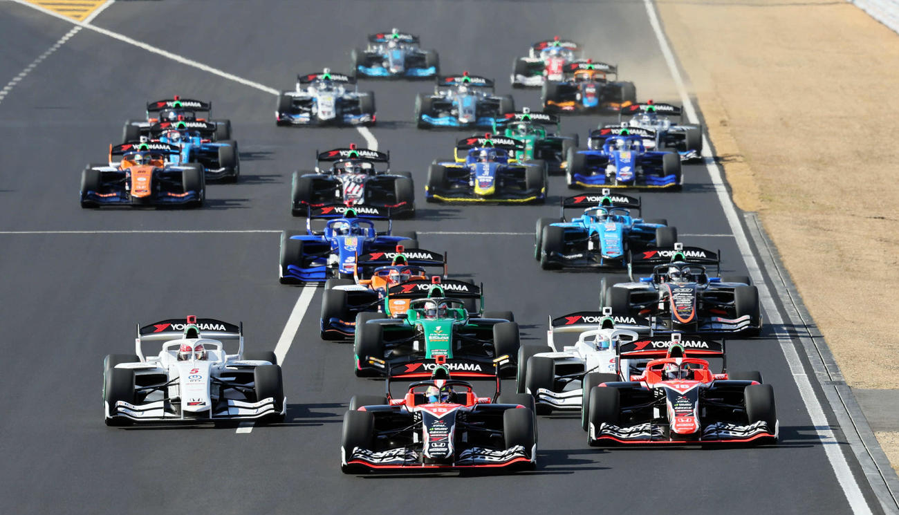 スーパーフォーミュラ第2戦で好スタートを切った岩佐歩夢（中央）。左は優勝した牧野任祐。右はポールポジションの野尻智紀（撮影・宮崎幸一）