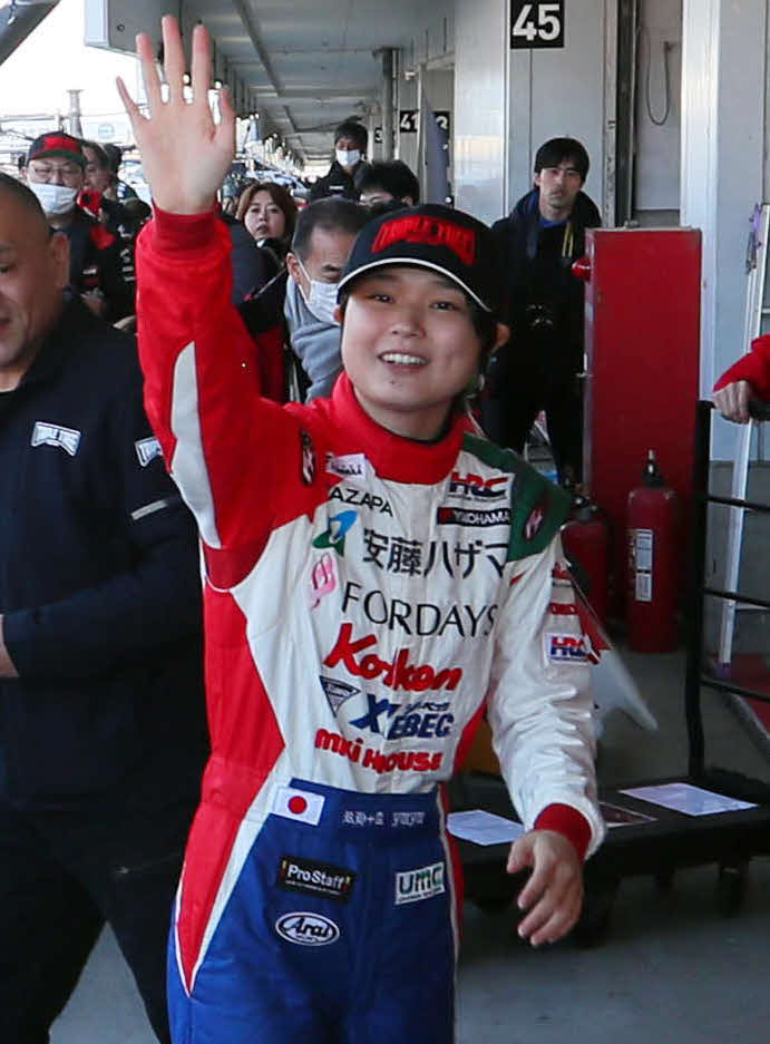 スーパーフォーミュラ第2戦、ピットウォークでファンと交流するJuju（撮影・宮崎幸一）