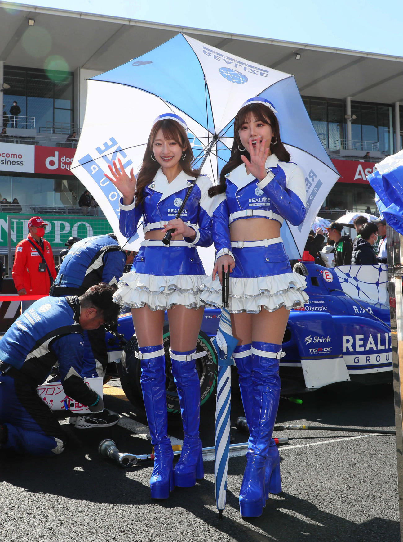 スーパーフォーミュラ第2戦、グリッドに立つKONDO RACINGのキャンペーンガール（撮影・宮崎幸一）