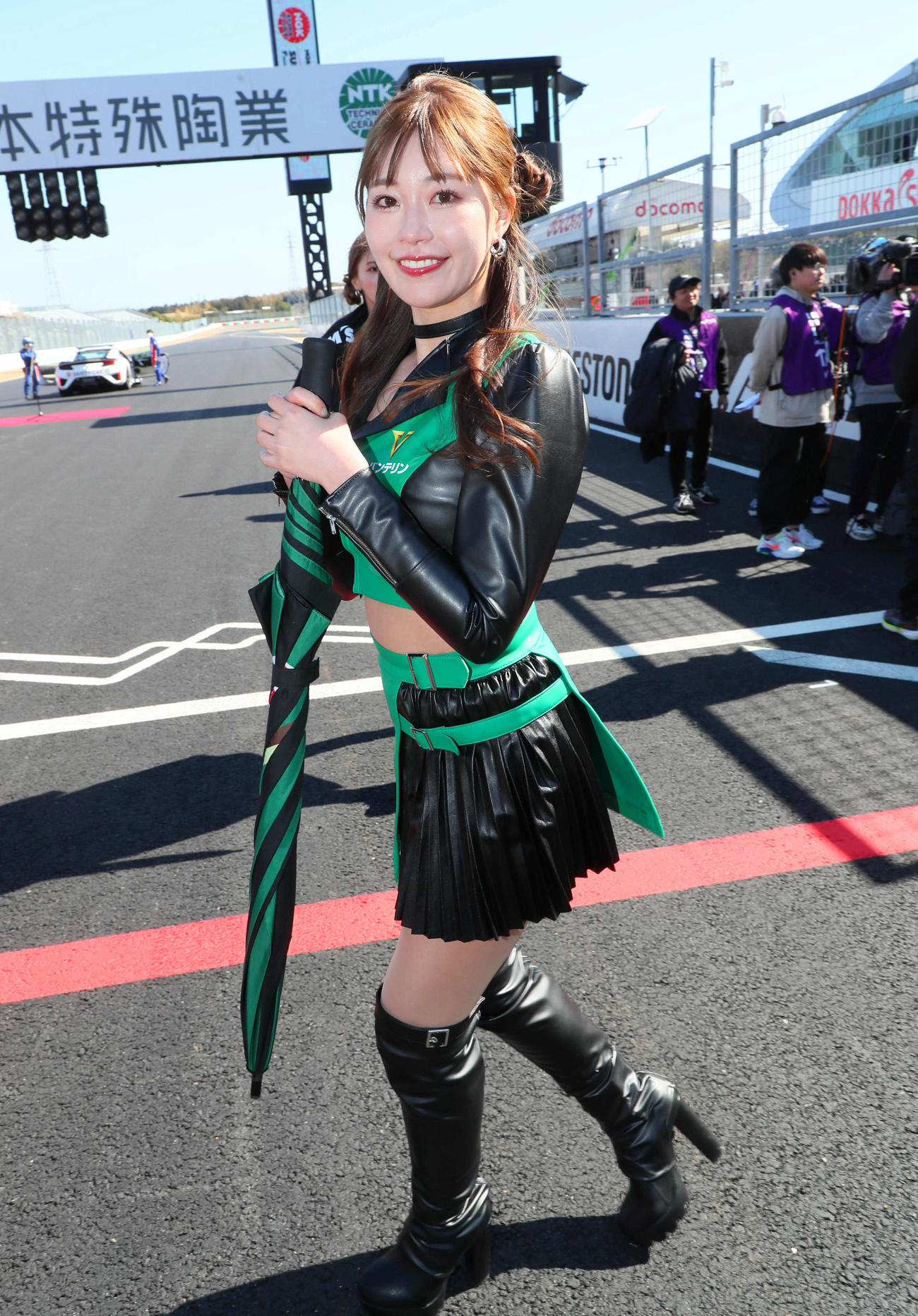 スーパーフォーミュラ第2戦、グリッドに立つVANTELIN TEAM TOM’Sのキャンペーンガール（撮影・宮崎幸一）