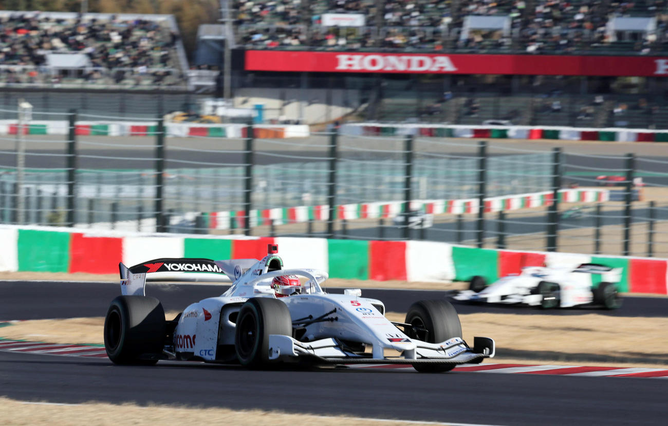 スーパーフォーミュラ第2戦で鈴鹿初勝利を挙げたDOCOMO TEAM DANDELION RACINGの牧野任祐。後方はチームメートの太田格之進（撮影・宮崎幸一）