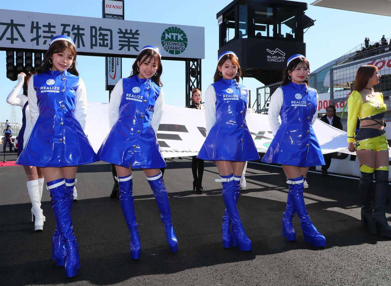 スーパーフォーミュラ第2戦、スタート進行で巨大なフラッグを支えるKONDO RACINGののキャンペーンガール（撮影・宮崎幸一）
