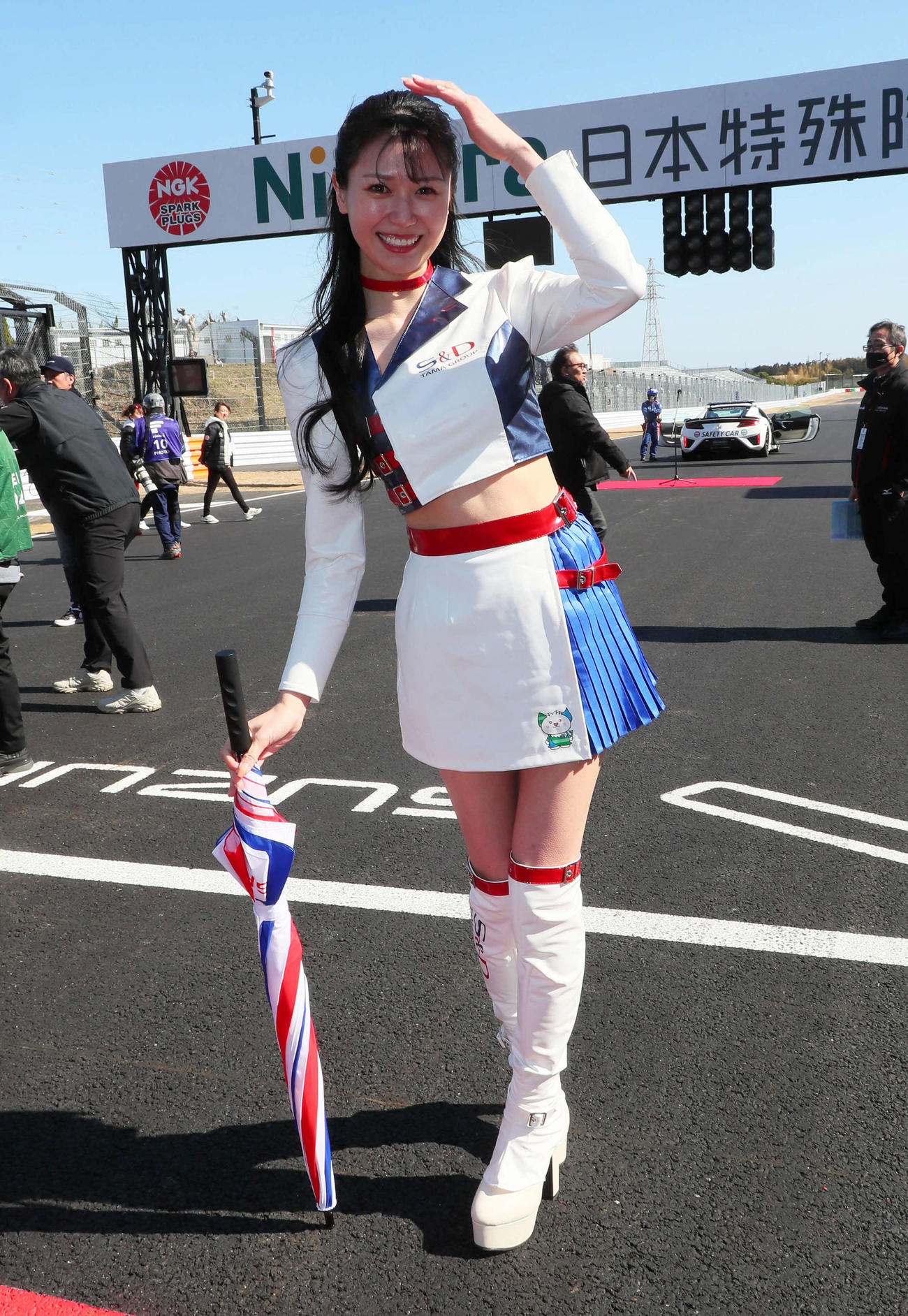スーパーフォーミュラ第2戦、グリッドに立つトムス・トヨタS＆Dのキャンペーンガール（撮影・宮崎幸一）