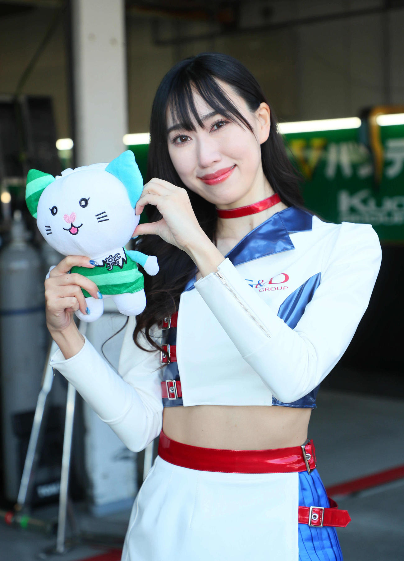 スーパーフォーミュラ第2戦、ぬいぐるみを手にするトムス・トヨタS＆Dのキャンペーンガール（撮影・宮崎幸一）