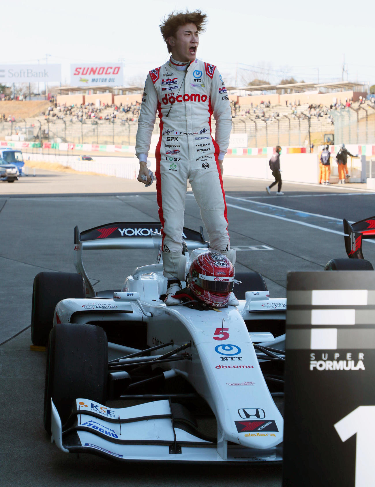 スーパーフォーミュラ第2戦を制したDOCOMO TEAM DANDELION RACINGの牧野任祐は、「しゃー、見たか！」と開幕戦の全車一斉ピットインの振りで10位となった鬱憤（うっぷん）を晴らす（撮影・宮崎幸一）
