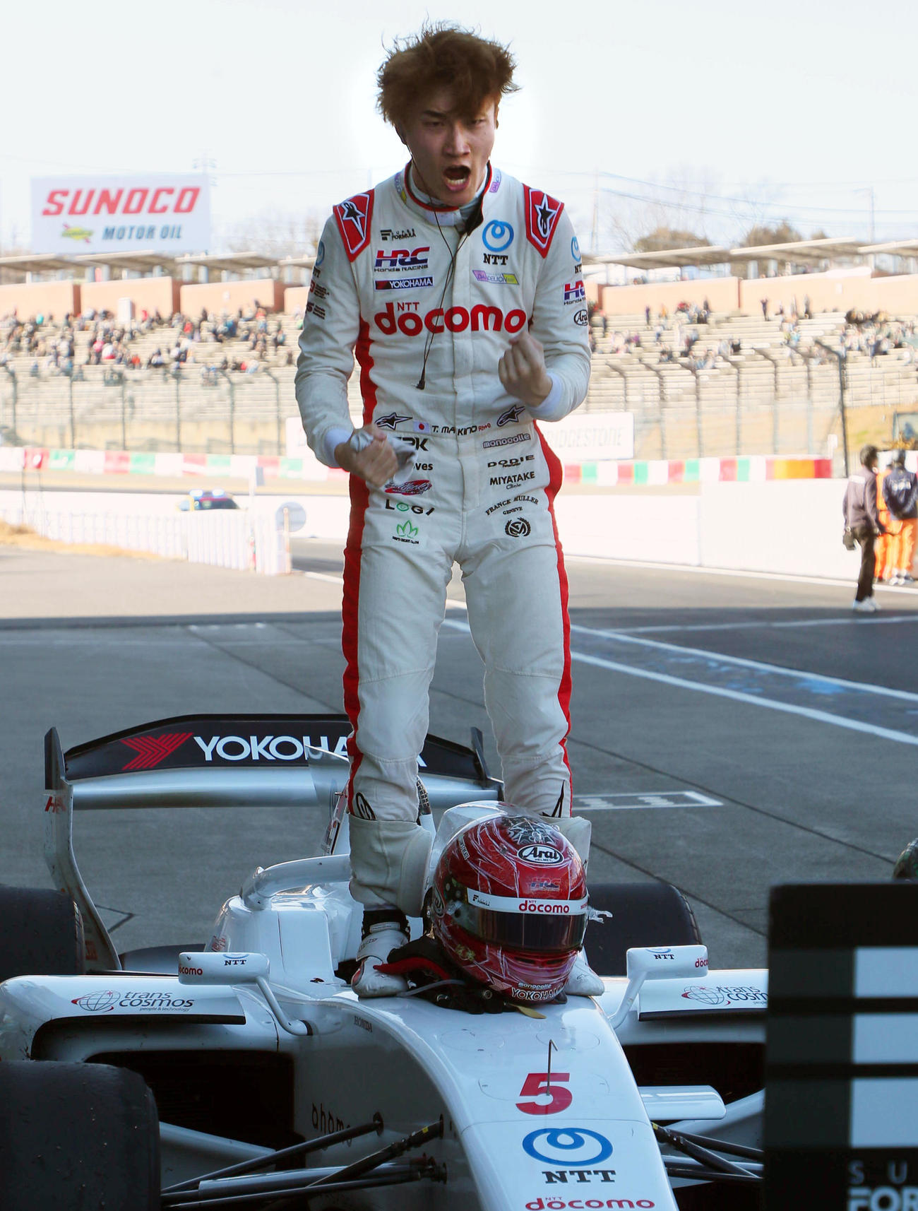 スーパーフォーミュラ第2戦を制したDOCOMO TEAM DANDELION RACINGの牧野任祐は、「しゃー、見たか！」と開幕戦の全車一斉ピットインの振りで10位となった鬱憤（うっぷん）を晴らす（撮影・宮崎幸一）